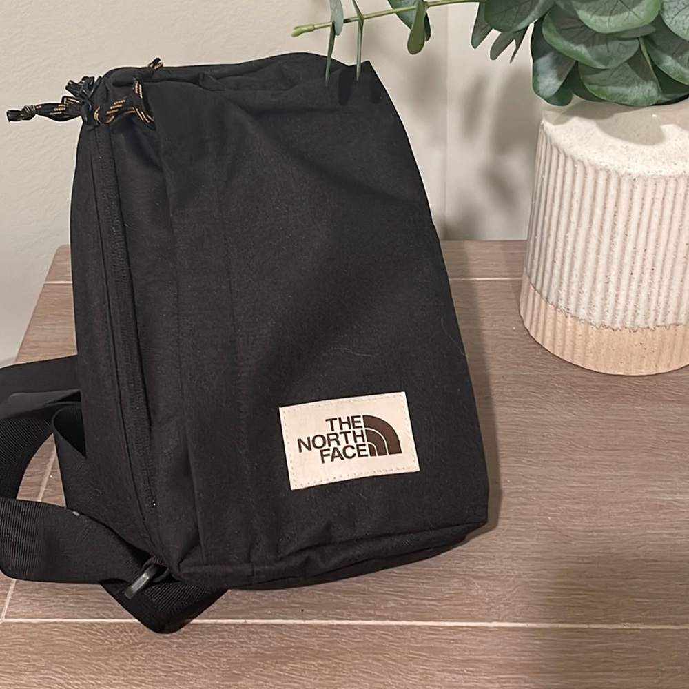 Perfect for all your travels. Brand New The North Face sling back.